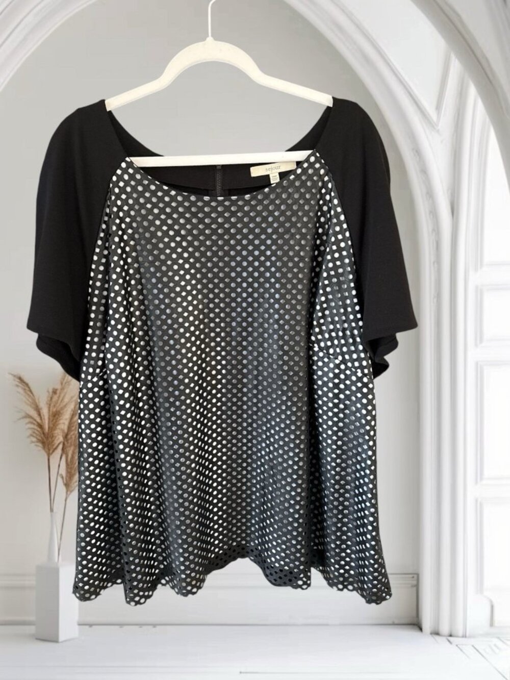 Sejour Black Perforated Overlay Over White Lining Short Sleeve Top-Size 24-NWT